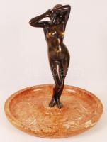 Női akt. Bronz, jelzés nélkül, kör alakú márvány talapzaton, m:38 cm
