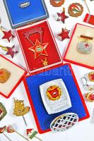 Vegyes tétel szocialista kitüntetésekkel (közte tokosak is), magyar és külföldi kitűzőkkel (közte zománcozottak is), bizsu ékszerekkel T:vegyes