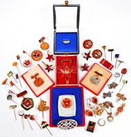 Vegyes tétel szocialista kitüntetésekkel (közte tokosak is), magyar és külföldi kitűzőkkel (közte zo...