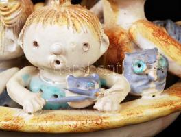 Kovács Éva (1938-): Család az állatkákkal. Kézzel festett mázas kerámia, jelzett, nagyon apró máz hi...