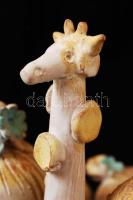 Kovács Éva (1938-): Család az állatkákkal. Kézzel festett mázas kerámia, jelzett, nagyon apró máz hi...