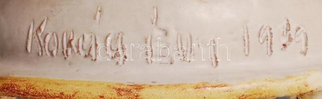 Kovács Éva (1938-): Család az állatkákkal. Kézzel festett mázas kerámia, jelzett, nagyon apró máz hi...