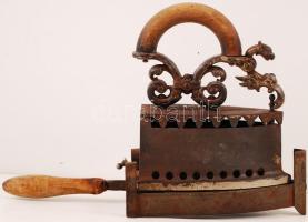 Régi öntöttvas szenes vasaló vasalótartóval, belül, jelzett /Vintage coal iron