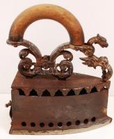 Régi öntöttvas szenes vasaló vasalótartóval, belül, jelzett /Vintage coal iron