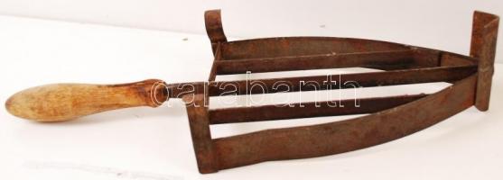 Régi öntöttvas szenes vasaló vasalótartóval, belül, jelzett /Vintage coal iron