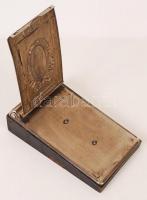 Régi antik hatású fém notesztartó fa alapon, 16x9x2 cm
