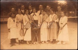 cca 1910 Teniszezők, régi fotóképeslap és fotó. Össz. 3 db