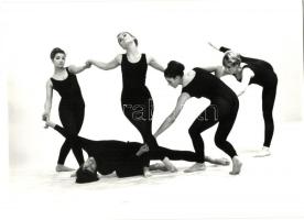 1968 L. Ruszka (Párizs): Férfi sorsok, balett művészek előadása, pecséttel jelzett vintage fotó, 13x18 cm