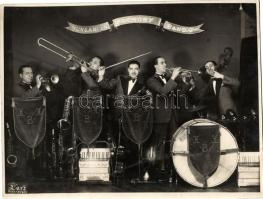 1931 november 5. L'art fotóműterem (Budapest): Hungarian Harmony Band, négy zenekari tag dedikálásával, a kép felületén törésvonal, 17x23 cm