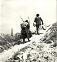 cca 1960 Kotnyek Antal (1921-1990): Fel a szőlőhegyre, jelzetlen, a szerző hagyatékából, 20x18 cm