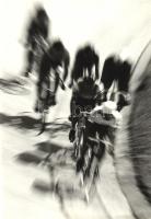 cca 1980 Gebhardt György (1910-1993): Kerékpáros pálya verseny, aláírt vintage fotóművészeti alkotás, 24x16 cm