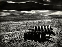 cca 1980 Gebhardt György (1910-1993): Mezőgazdasági táj, jelzetlen vintage fotóművészeti alkotás a szerző hagyatékából, 18x24 cm