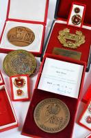 Doboznyi vegyes 14db magyar és külföldi kitüntetés, emlékérem főleg a szocialista időszakból, több miniatűrrel és tokkal T:vegyes