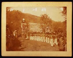 cca 1890 Murau vasutállomás ünnepi felvunulással + egy kép a felvonulókkal keményhátú fotók / Murau railway station with celebrating crowd 2 photos 12x16 cm