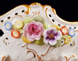 Porzellan Manufaktur Plaue díszkosár, kézzel festett, jelzett, apró lepattanások a rózsákon, h:31 cm...