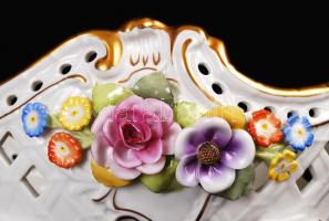 Porzellan Manufaktur Plaue díszkosár, kézzel festett, jelzett, apró lepattanások a rózsákon, h:31 cm...