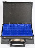 Műbőr borítású éremtartó bőrönd, 8db különböző méretű érmék tárolására alkalmas kivehető tálcával, ö...