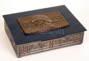 "Emlékül a szocialista haza fegyveres szolgálatáért a népközt. honvédelmi miniszterétől" fém-doboz domborművel, 9×12 cm