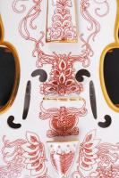 Hollóházi Száz Endre tervezte hegedű, kézzel festett, jelzett, hibátlan, hiányos, h:59 cm