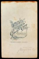 1900 Népviseletbe öltözött lány, Gondy és Egey Debrecen, keményhátú fotó, 11x16 cm