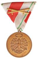 Ausztria 1928. "Tirol Emlékérem 1914-1918" Br kitüntetés kardokkal és szalaggal. Szign.: TJ T:2 Austria 1928. "Tyrol Commemorative Medal 1914-1918" Br medallion with crossed swords and ribbon. Sign: TJ C:XF