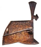 Osztrák-Magyar Monarchia ~1915. "11. Huszárezred" zománcozott tombak sapkajelvény, hátlapo...