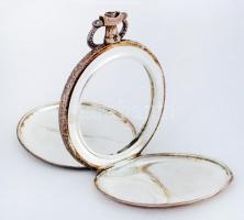 Ezüstözött fém zsebóratok a szántás és aratás motívumaival, d: 5 cm