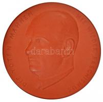NDK DN "Ernst Thälmann 1886-1944" meisseni porcelán plakett. Szign.:Weiss (108mm) + 1957. ...