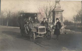 Budapest X. Népliget, fiatalemberek márkajelzés nélküli automobillal a Halárus lány kútja előtt, Matz és társa photo (EK)