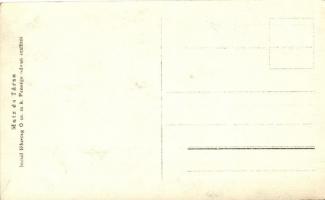 Budapest X. Népliget, fiatalemberek márkajelzés nélküli automobillal a Halárus lány kútja előtt, Mat...