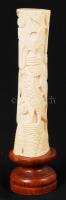 Női alakos csont szobrocska fa talapzaton távol-keleti motívumokkal, m: 18,5 cm