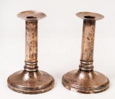Biedermeier ezüst (Ag.) gyertyatartó pár, hercegi koronával alatta "T" monogrammal, jelzett (Bécs, 1832), mesterjeggyel, belülről súlyozva, apró horpadásokkal a tetején, bruttó:730 g, m:14 cm (2×)