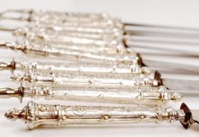 cca 1900 Ezüst-nyelű süteményes szett. Hat személyes, jelzett ezüst nyéllel. Egy-kettő kis hibás / V...