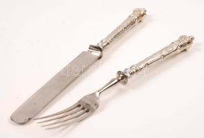 cca 1900 Ezüst-nyelű süteményes szett. Hat személyes, jelzett ezüst nyéllel. Egy-kettő kis hibás / V...
