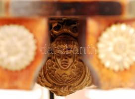 Emipre kandalló óra, működő szerkezettel (1820 körüli), alabástrom oszlopokkal, réz díszítésekkel, n...