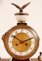 Emipre kandalló óra, működő szerkezettel (1820 körüli), alabástrom oszlopokkal, réz díszítésekkel, n...