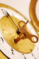 Emipre kandalló óra, működő szerkezettel (1820 körüli), alabástrom oszlopokkal, réz díszítésekkel, n...