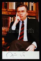 Antall József (1932-1993) magyar miniszterelnök aláírása az őt ábrázoló fotón