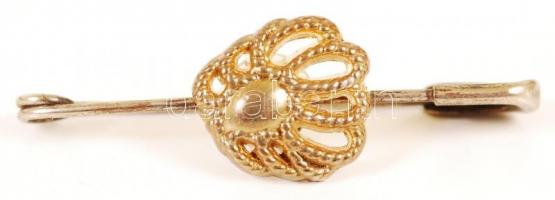 Bizsu tétel, benne 2 db kitűző, fülklipsz, medál, egyik sérült, összesen 4 db