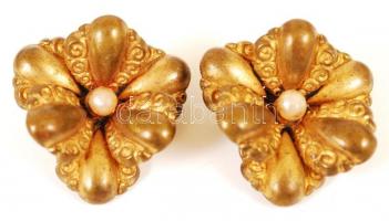 Bizsu tétel, benne 2 db kitűző, fülklipsz, medál, egyik sérült, összesen 4 db