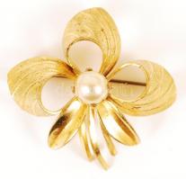 Bizsu tétel, benne 2 db kitűző, fülklipsz, medál, egyik sérült, összesen 4 db