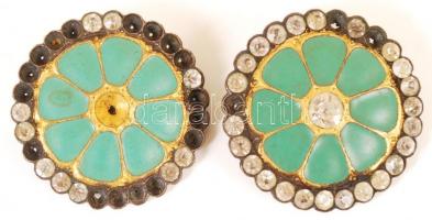 Bizsu tétel, benne 2 db gomb (picit sérült), kitűző, medál, gombdíszek, összesen 7 db