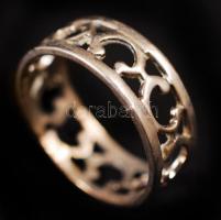 Bizsu tétel, benne nyaklánc, kitűző, gyűrű, összesen 3 db