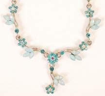 Bizsu tétel, benne nyaklánc, kitűző, gyűrű, összesen 3 db