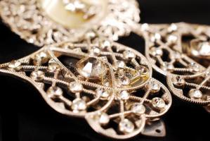 Bizsu tétel, benne fülklipsz, kitűző, gyűrű, gomb, összesen 3 db