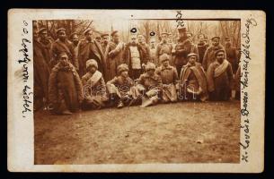 cca 1916 Orosz hadifoglyok csoportja Homonnán, fotólap, hátoldalon feliratozva, 9×14 cm cca 1916 First World War photo of Russian POWs in Homonna, Austria-Hungary, nowadays Humenné, Slovakia, 9×14 cm