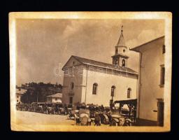 1916 Gépkocsizó katonai alakulat pihenője dél-tiroli városban, fotólap, hátoldalon feliratozva, 9×12 cm 1916 First World War photo of soldiers in South Tyrol, 9×12 cm