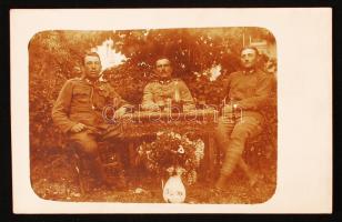 cca 1916 Asztal mellett borozó katonák, fotólap, hátoldalon feliratozva 9×14 cm cca 1916 First World War photo of soldiers 9×14 cm