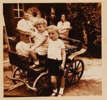 cca 1930-1940 Gyerekek kiskocsin, kartonra kasírozva, foltokkal, 12x12 cm