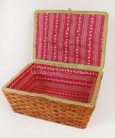 Régi rattan varródoboz, belsejében tűpárnával, textilbéléssel, 25x15x34 cm